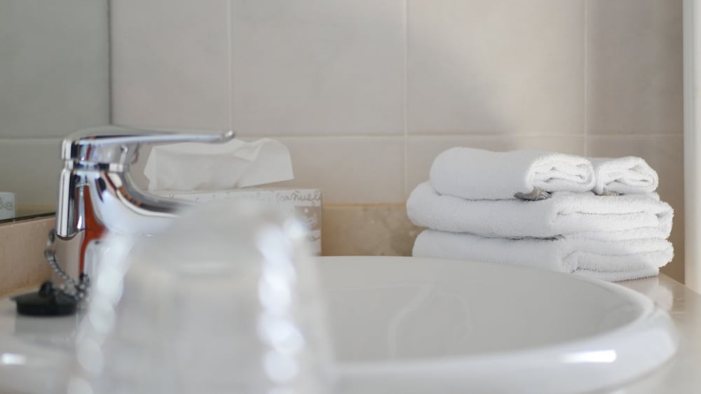Standard Double Room, Bathtub, Courtyard View photo 2
