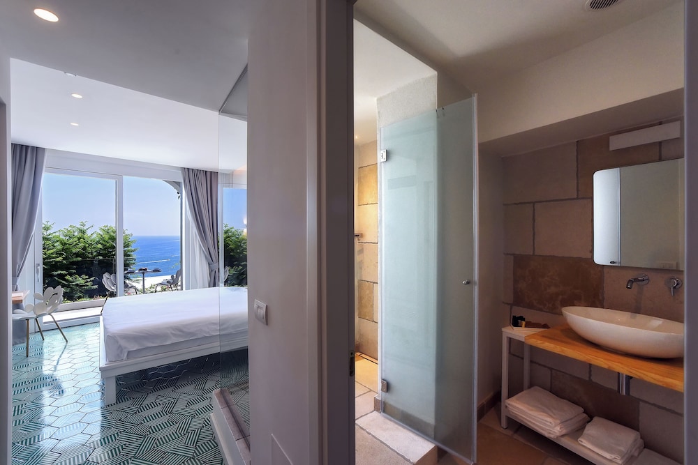 Superior Deluxe, sea view photo 3