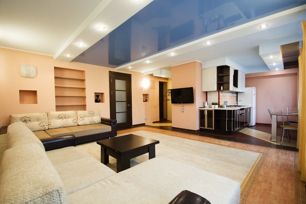 Family Apartment (Nezavisimosti prosp.,74)