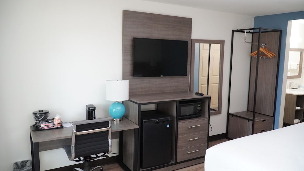 Standard Room, 1 King Bed, Non Smoking - Photo 2