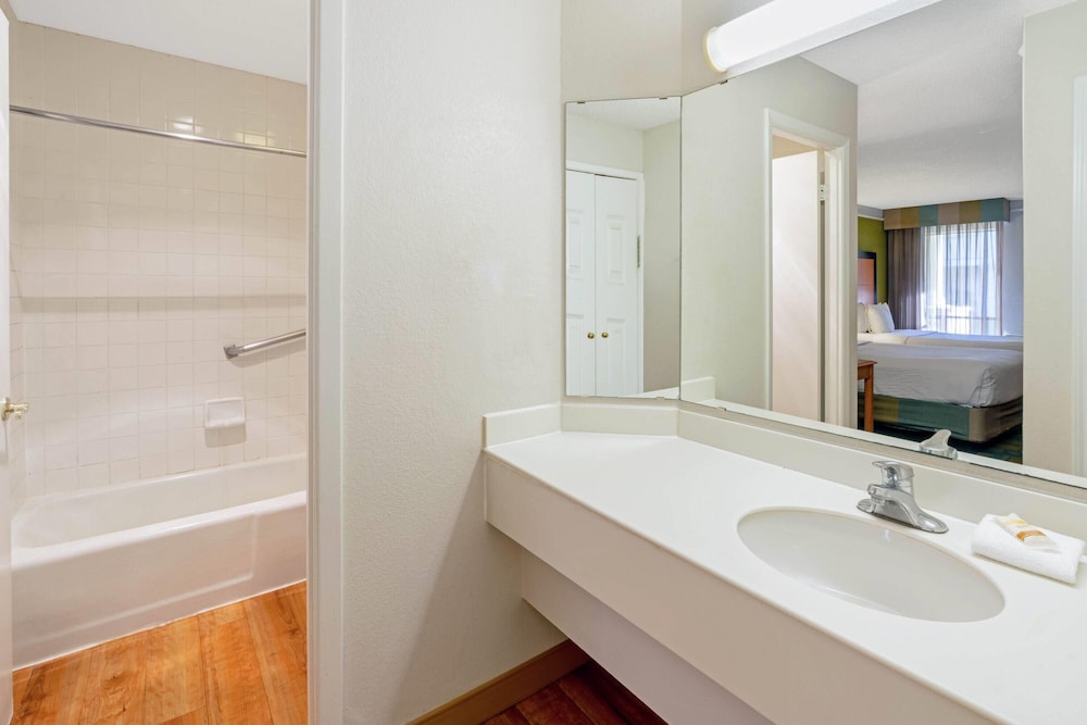 Executive Room, 1 King Bed, Non Smoking - Photo 5