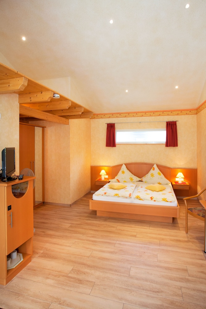 Standard Double Room, 1 Bedroom, Balcony, Garden View photo 3