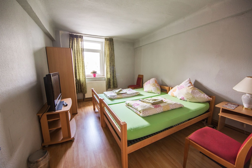 Economy Twin Room, Shared Bathroom