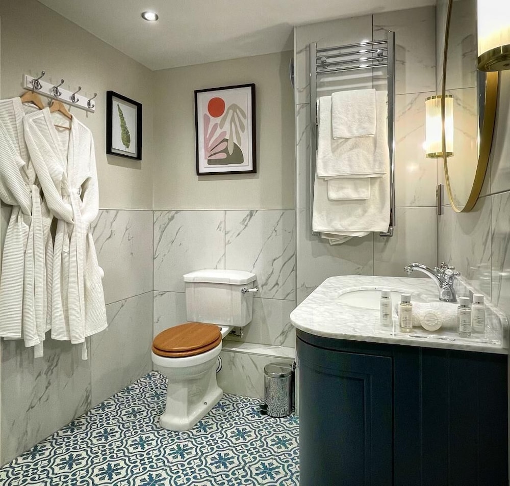 Executive Suite - Photo 23