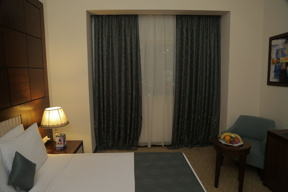 Standard Room, 1 Queen Bed, City View thumbnail 6