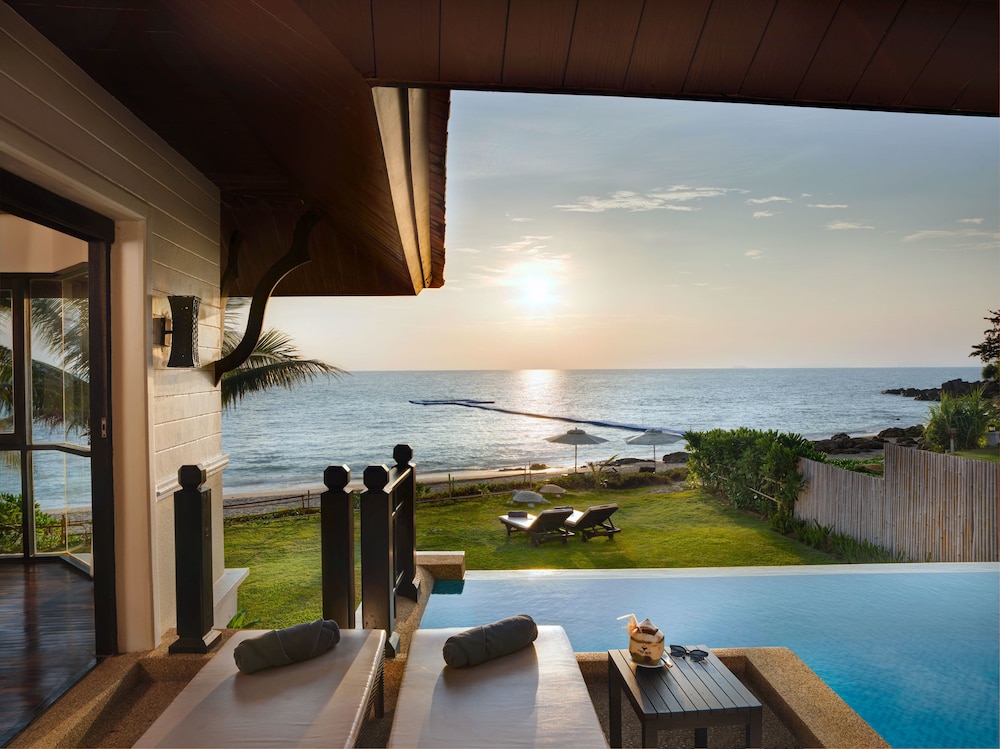 Beachfront Pool Villa photo 3