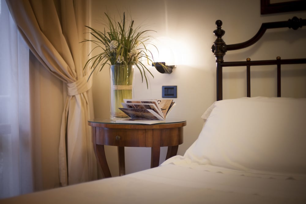 Classic Double Room thumbnail 5