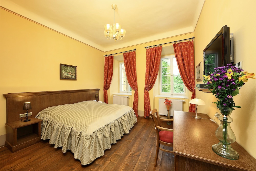 Deluxe Room, Bathtub (Castle View) photo 1