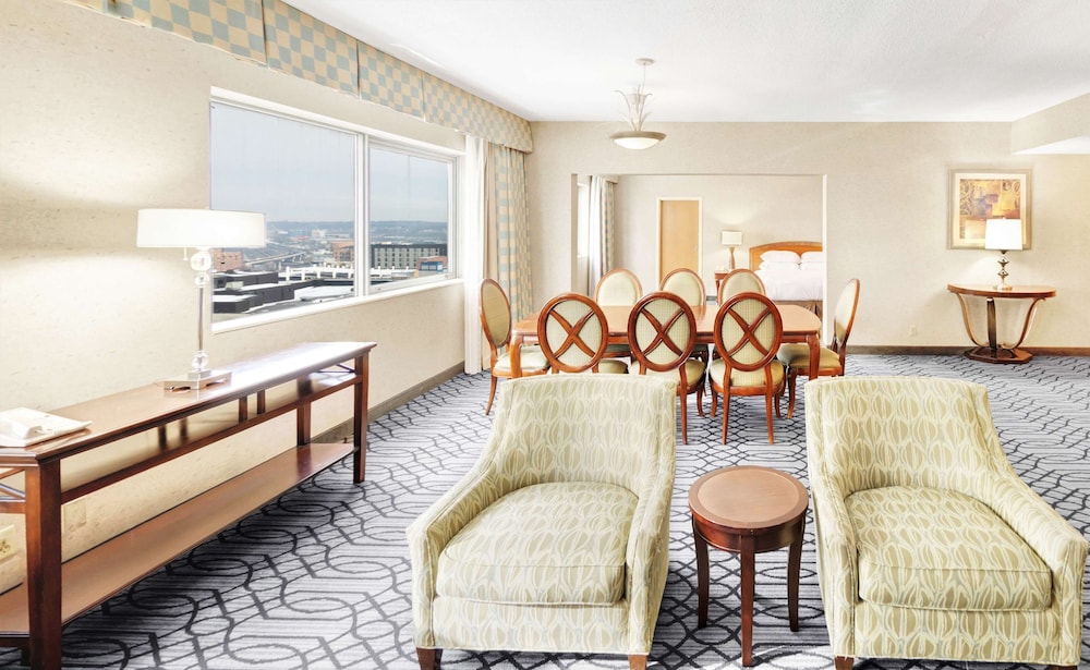 Suite, 1 King Bed (Capital) - Photo 4