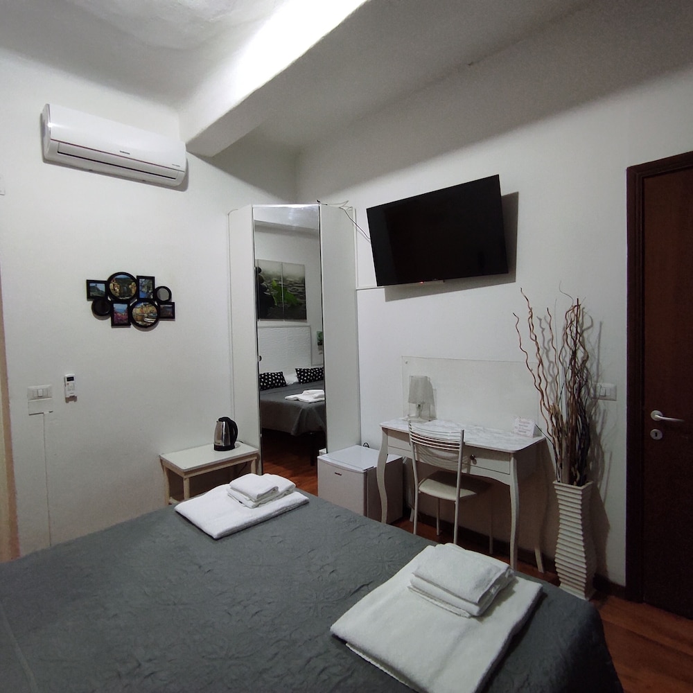 Basic Double Room, 1 Double or 2 Twin Beds, Non Smoking - Photo 17