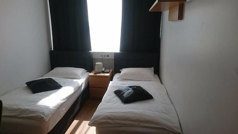 Standard Twin Room, 2 Twin Beds, Shared Bathroom, City View photo 2