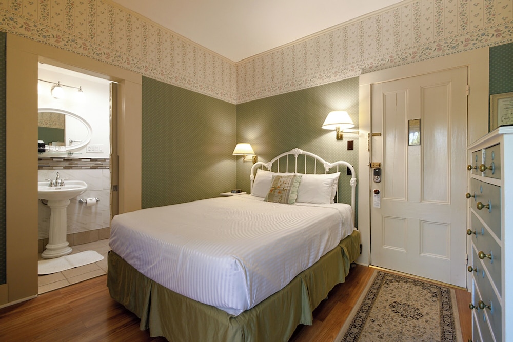 Room, Balcony (The Rodick)