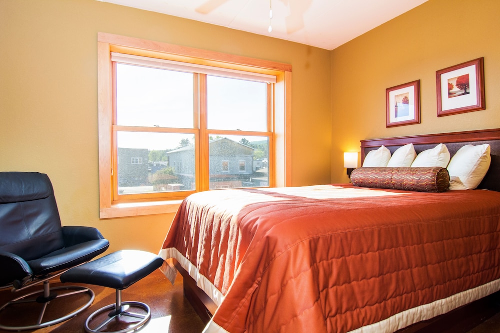 Suite, 3 Bedrooms, Partial Lake View photo 1