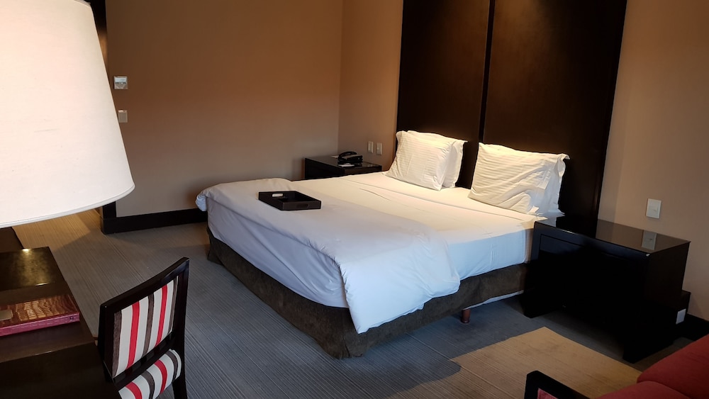 Standard Room, 1 King Bed, Pool View, Poolside photo 3
