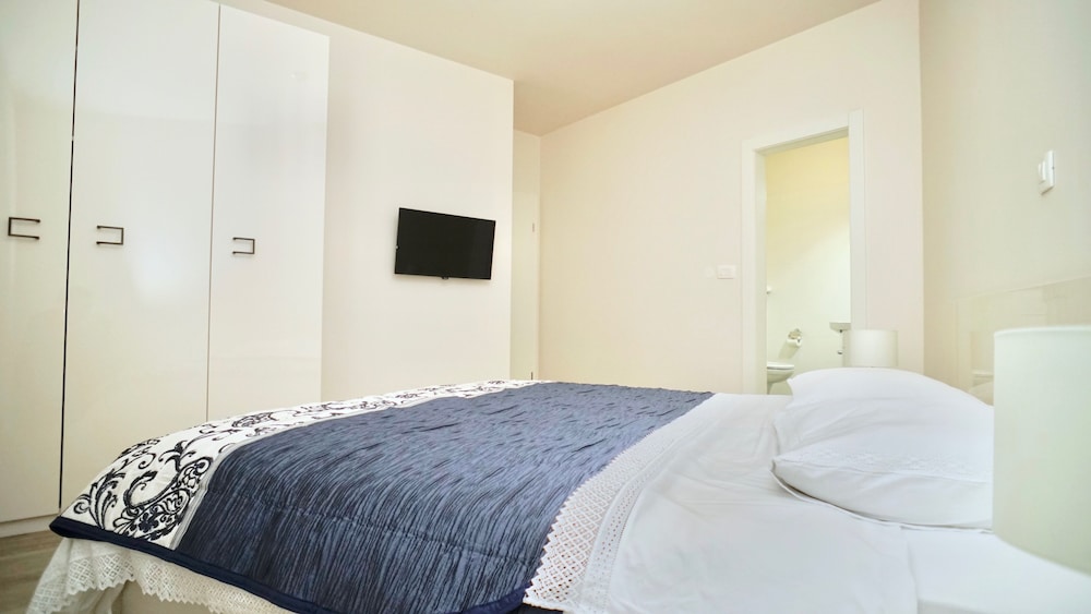 Exclusive Apartment, Pool View - Photo 6