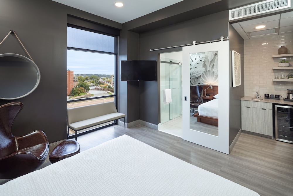 Deluxe Room, 1 King Bed, River View (Blarney Stone King)