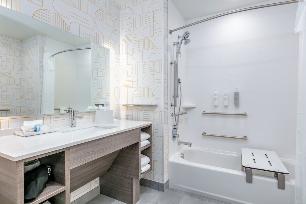 Suite, 1 King Bed, Accessible, Bathtub - Photo 3