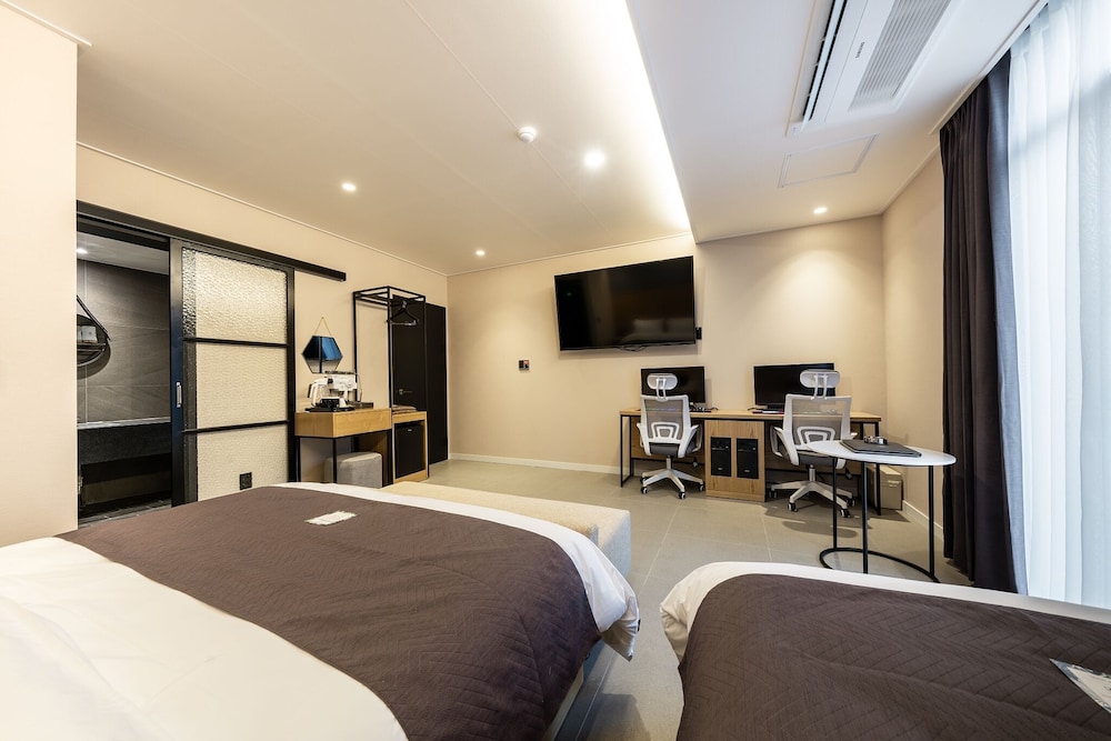 Suite (Twin Room) - Photo 7