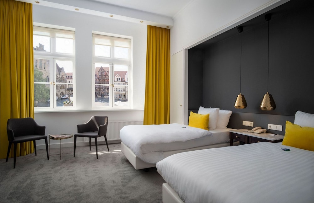 Deluxe Flamingo (view to market place) Twin Bed photo 1