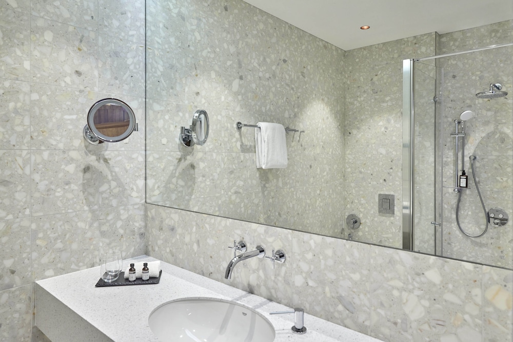 Luxury Suite - Photo 9