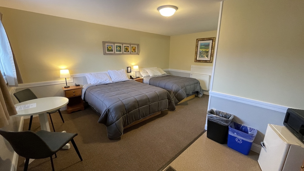 Standard Room, Multiple Beds, Non Smoking, Private Bathroom (No Dogs Allowed) photo 3