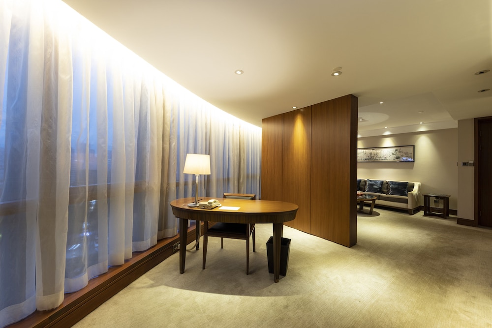 Business Suite, 1 King Bed thumbnail 6