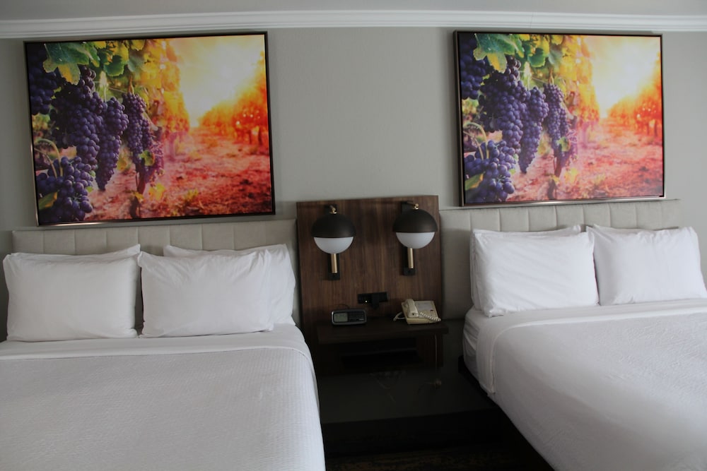Room, 2 Queen Beds, Non Smoking - Photo 4