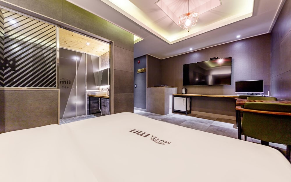 Room (Standard (styler smart TV large batht)
