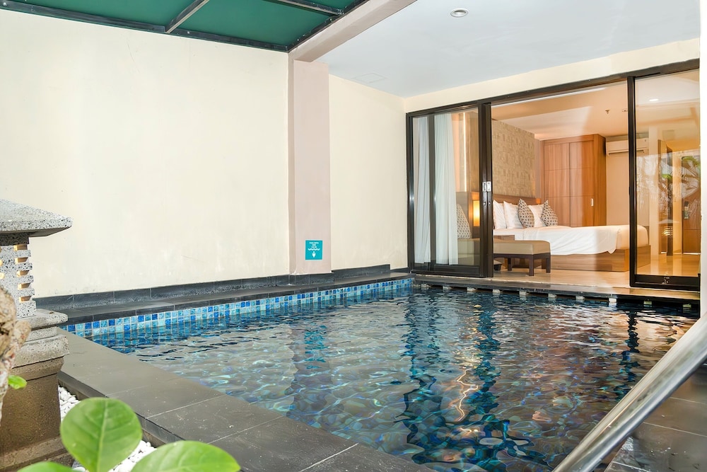 Deluxe Pool Suite - Photo 8