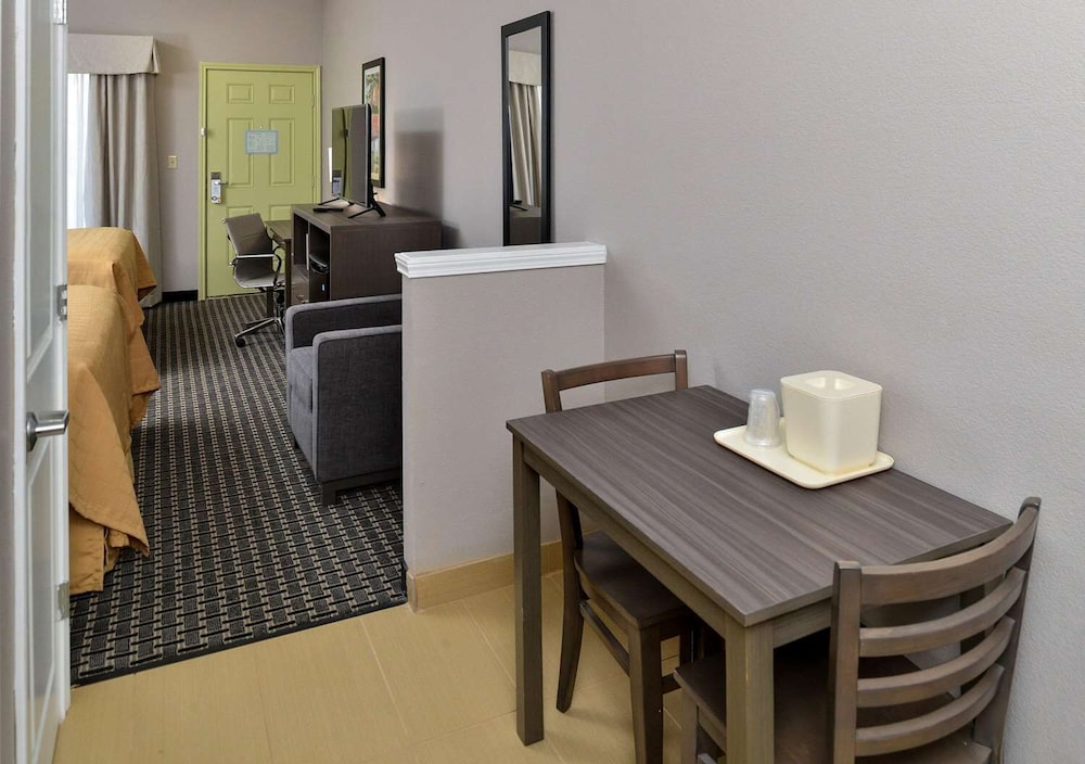 Standard Room, 2 Queen Beds photo 2