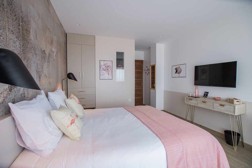 Panoramic Room, 1 Queen Bed, Non Smoking, Ocean View photo 3