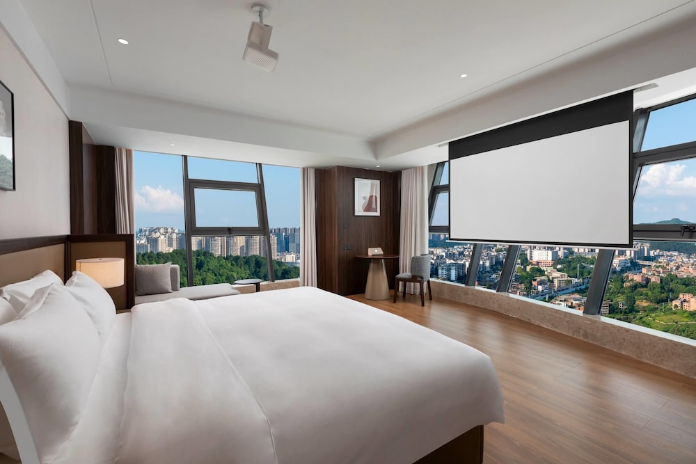 Deluxe Room, 1 King Bed with Sofa bed, Non Smoking photo 1