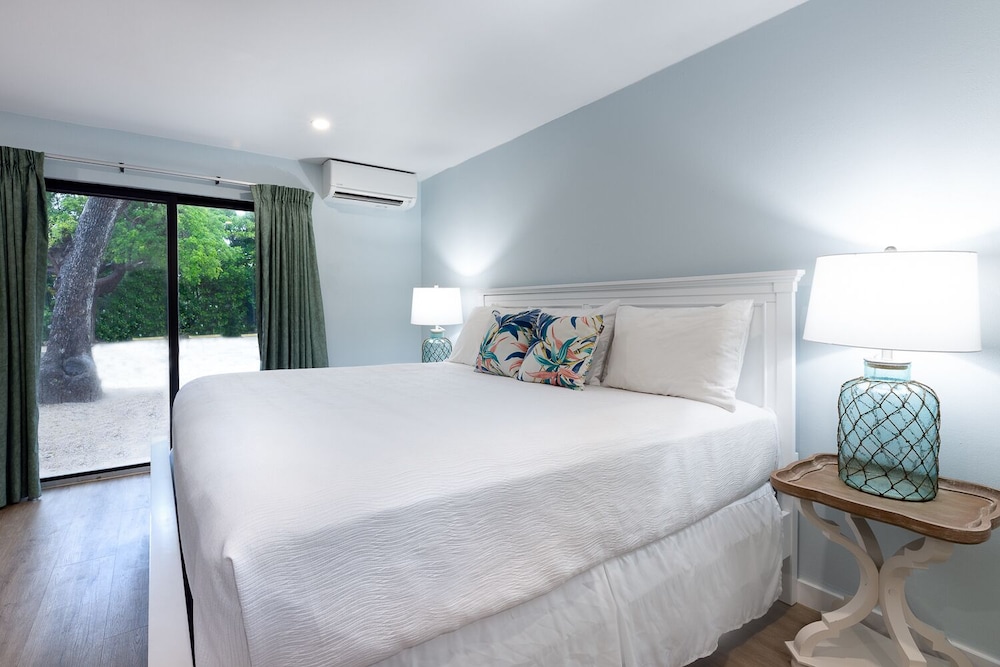 Deluxe Room, 1 King Bed, City View photo 3
