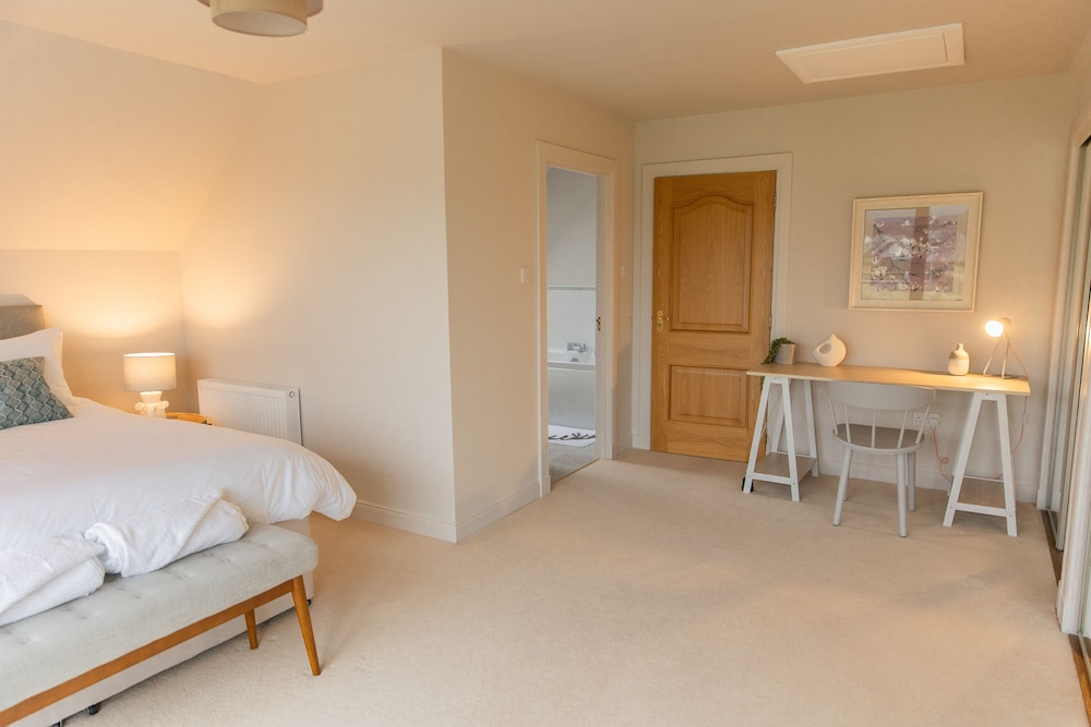 House, 5 Bedrooms photo 3