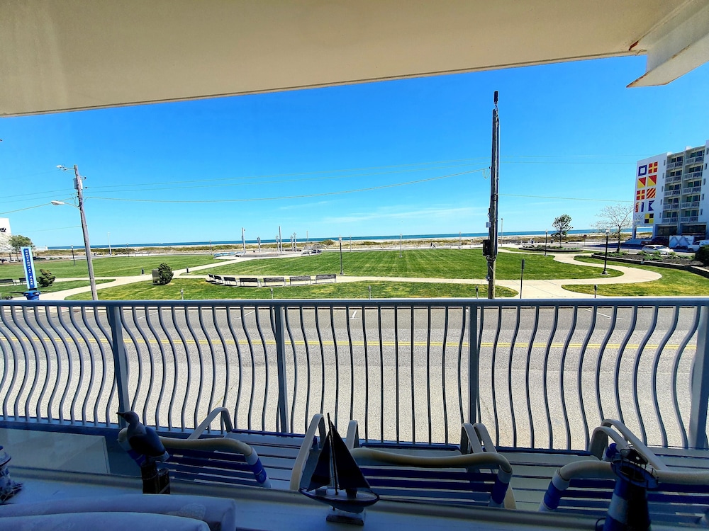 Family Studio Suite, Multiple Beds, Kitchenette, Oceanfront photo 3