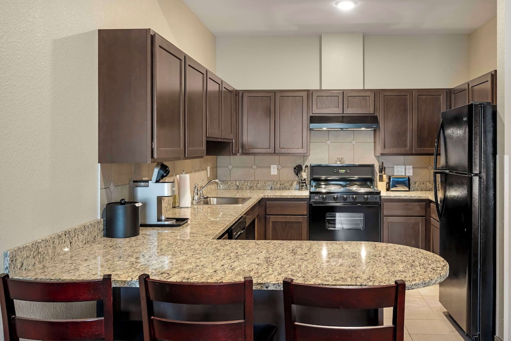 Room, 2 Queen Beds, Kitchen (Pet Friendly) - Photo 9