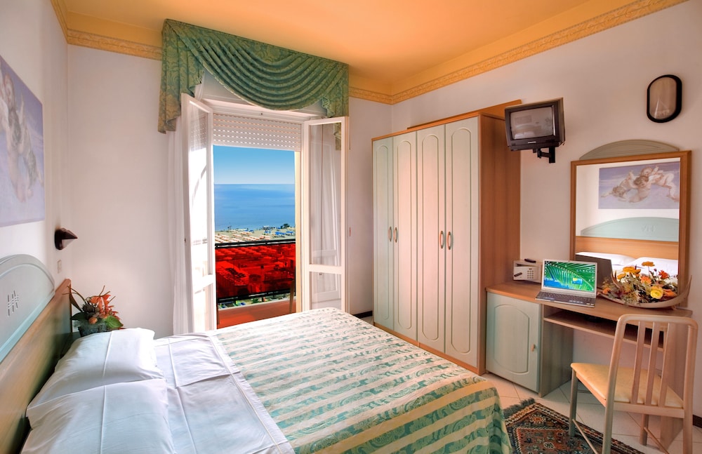 Standard Quadruple Room, Sea View - Photo 2