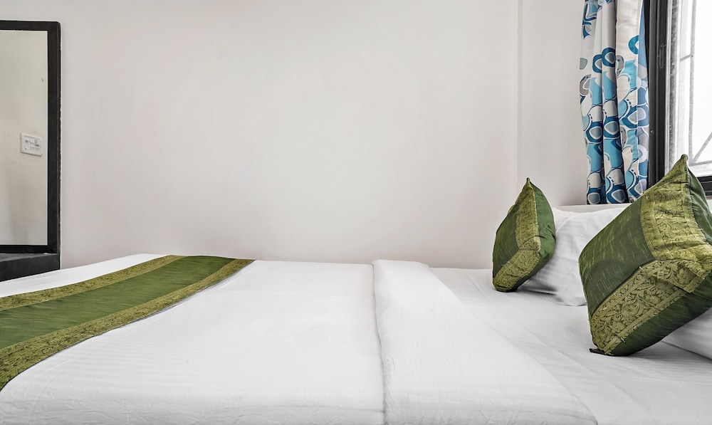 Basic Room, 1 Queen Bed photo 3