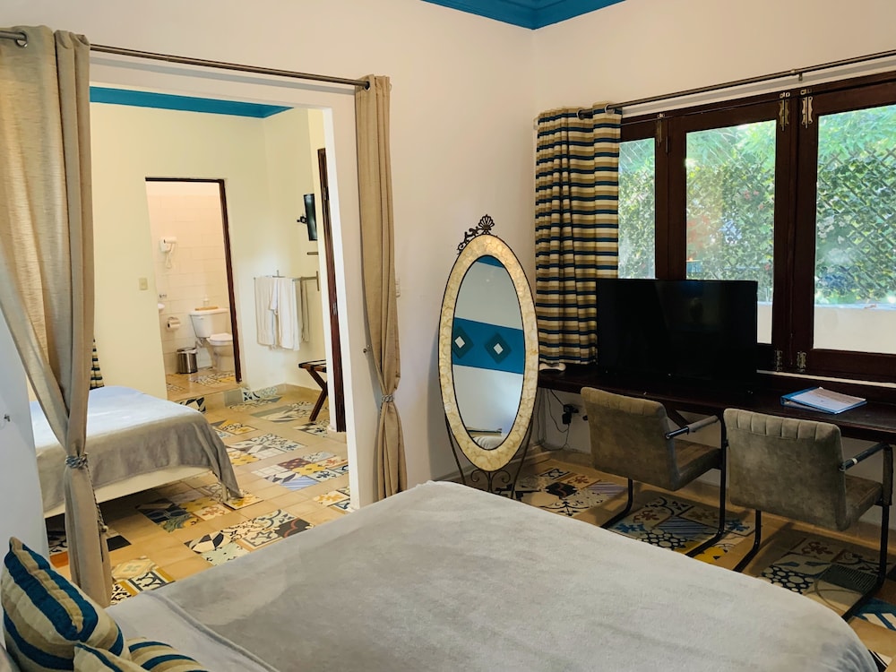 Junior Suite, 2 Queen Beds, Non Smoking, Private Bathroom photo 3