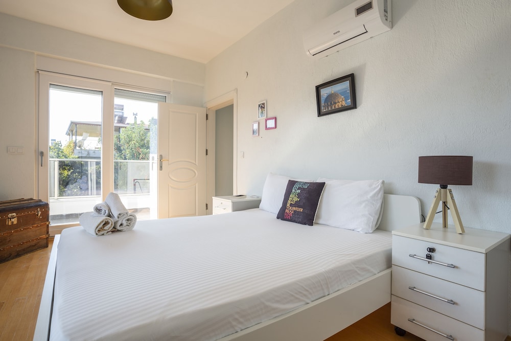 Amado - Duplex 3 Bed Apartment with Pool View and 2 Showers thumbnail 5