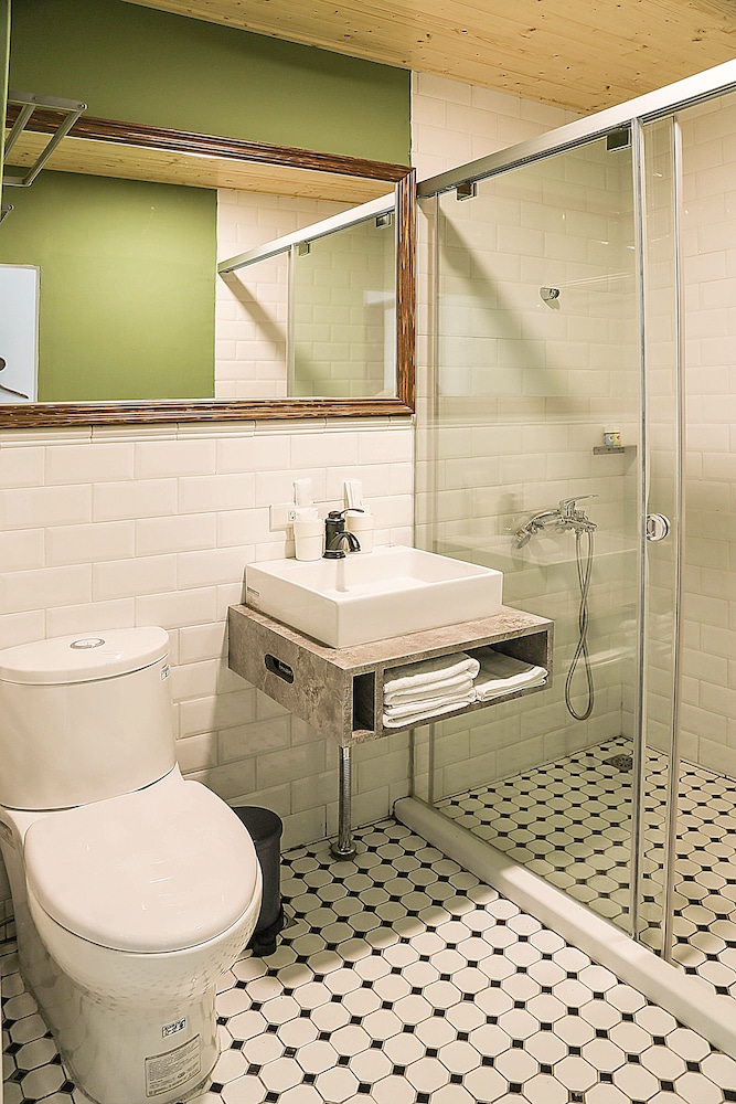 Elite Double Room, 1 Queen Bed, Ensuite, City View photo 2