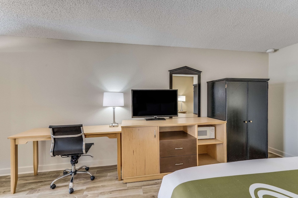 Standard Room, 1 King Bed, Non Smoking - Photo 6
