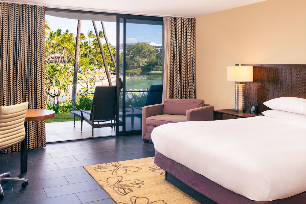 Makai Lanai Room, 1 King Bed, Garden View (Roll In Shower)