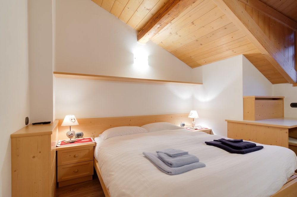 Attic, 2 Bedrooms photo 3