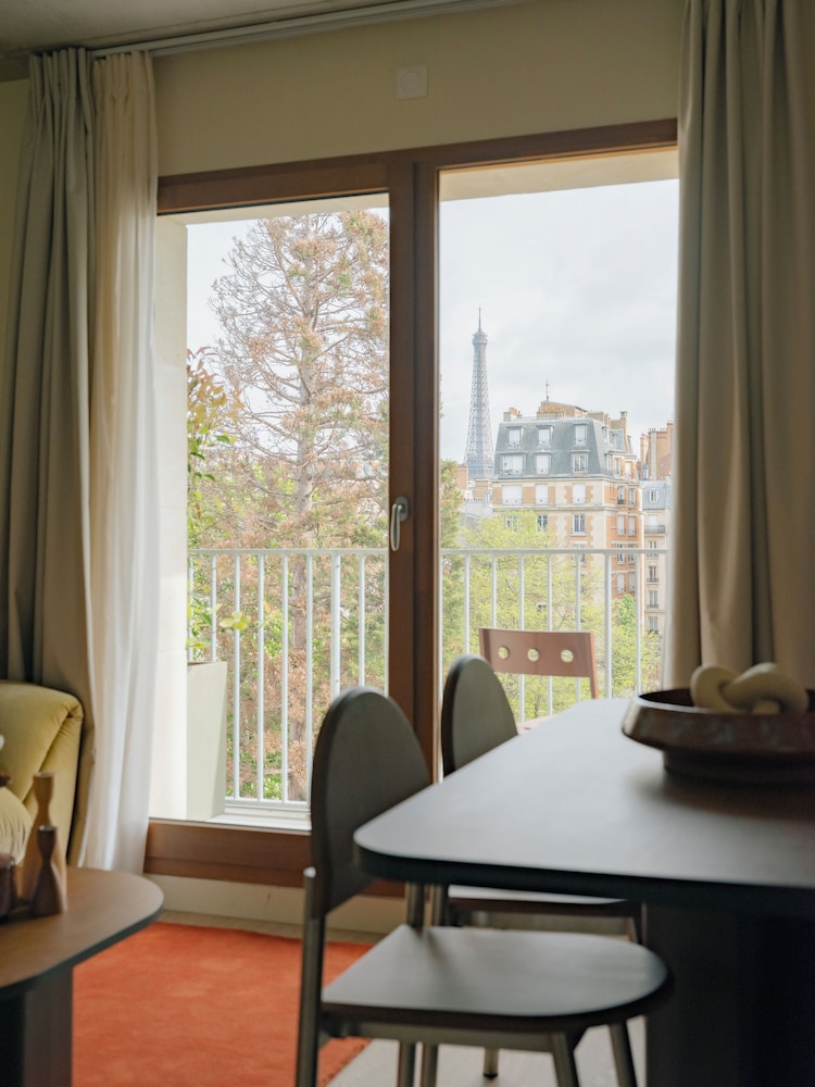 One-Bedroom Apartment with Balcony and City View photo 2