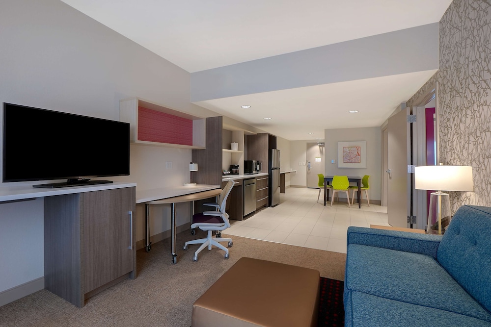Suite, 1 King Bed, Accessible, Bathtub - Photo 3