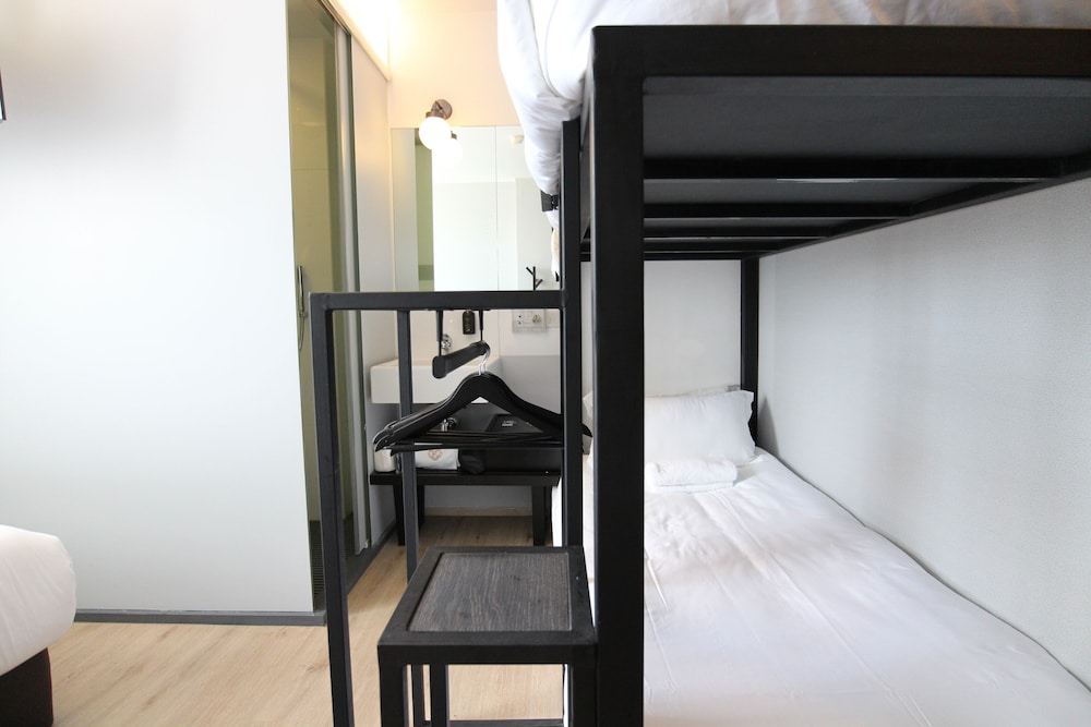 Quad Room, 5 Hours Only: 3PM - 8PM photo 3