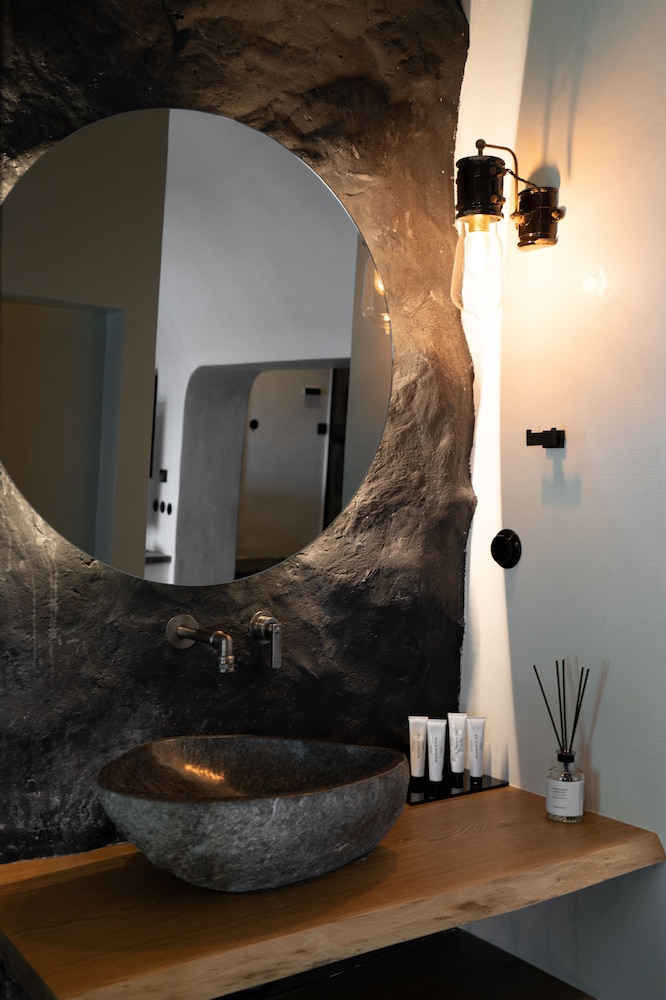 Executive Honeymoon Cave with Caldera View, Outdoor and Indoor Hot Tub - Photo 5