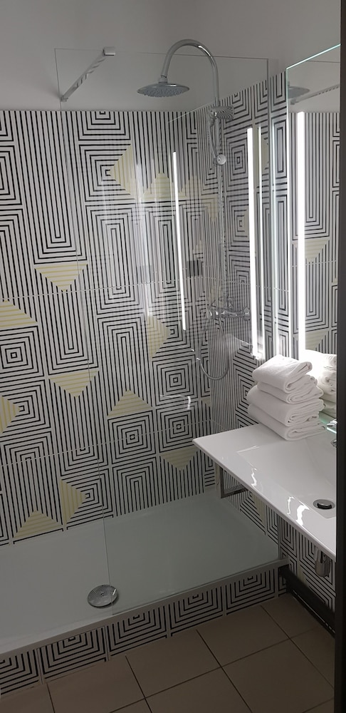 Standard Room, 3 Twin Beds - Photo 6