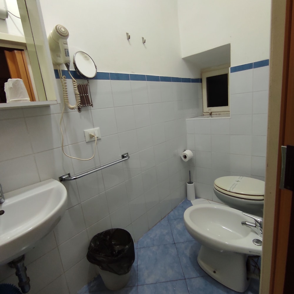 Economy Double Room - Photo 11